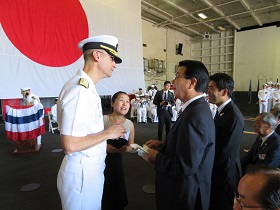 マシュー J カーター 在日米海軍司令官とあいさつ