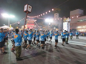 統一した衣装で踊る参加者