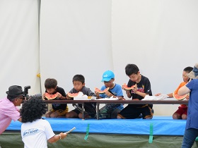 子どもたちによるスイカ早食い競争